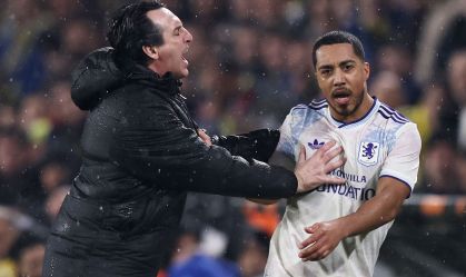 Unai Emery, técnico do Aston Villa, empurra Youri Tielemans
