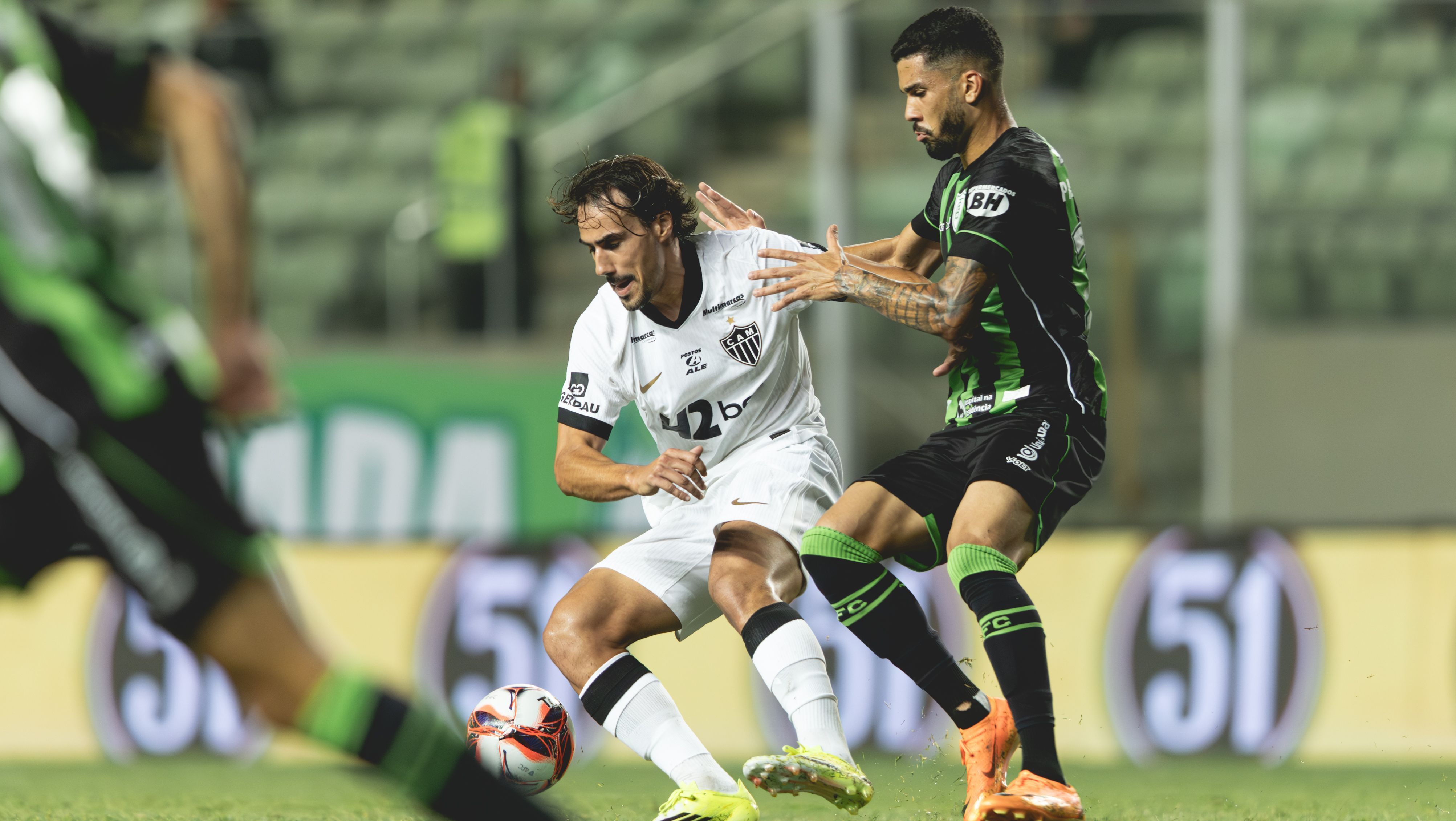 Disputa de bola em América-MG x Atlético-MG