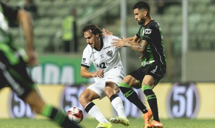 Disputa de bola em América-MG x Atlético-MG