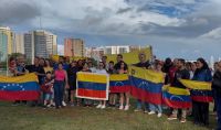 Venezuelanos fazem ato em Brasília para comemorar captura de Maduro