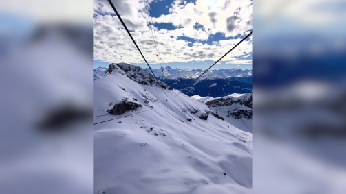 Crans-Montana, um dos locais mais exclusivos da Suíça, é famosa pelo sol durante todo o ano, graças à sua localização em um planalto voltado para o sul, no Vale do Ródano
