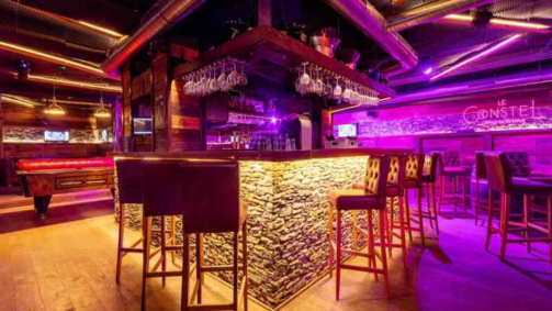 Segundo a descrição do bar no site oficial da estação de esqui, o estabelecimento tem capacidade para 300 pessoas, com um terraço para 40