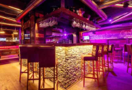 Autoridades descrevem incêndio em bar na Suíça como "flashover". Entenda