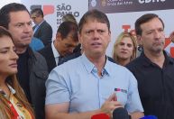 Tarcísio diz que não renunciará em abril e vai apoiar Flávio em SP