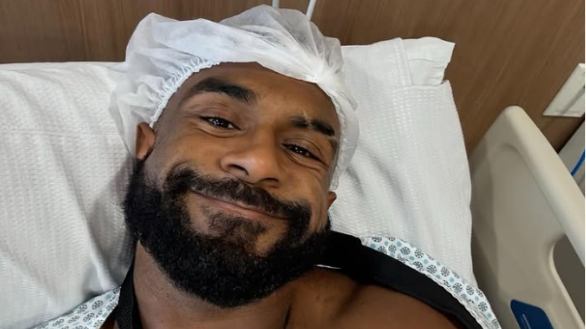 Baco Exu do Blues no hospital após realizar cirurgia