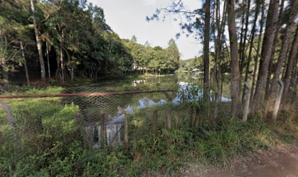 Barragem rompe e ponte de madeira desaba em Embu-Guaçu