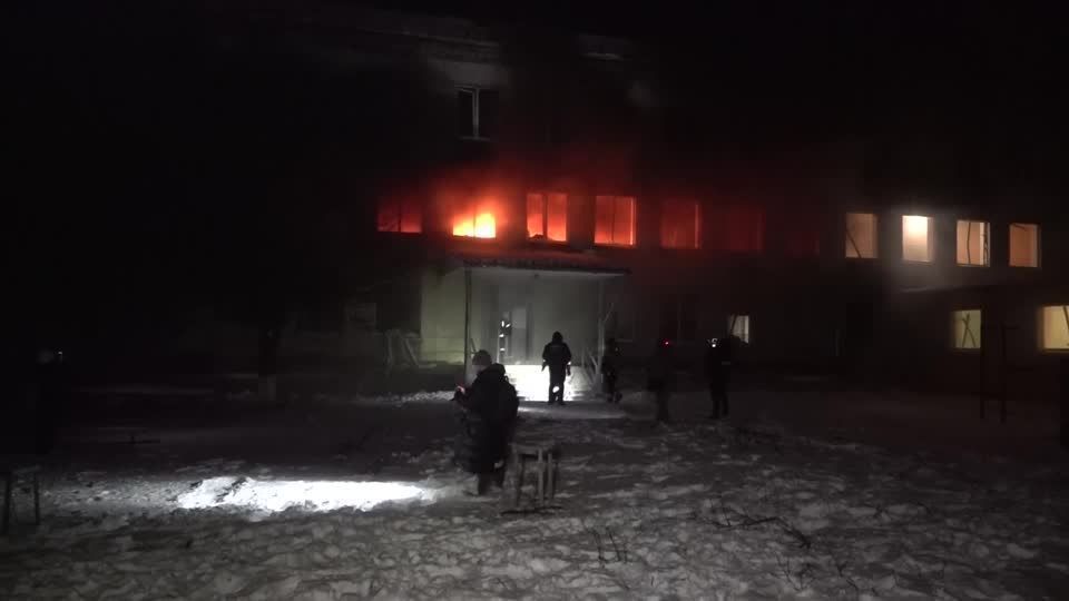 Bombeiros combatem incêndio após ataque aéreo russo atingir casas e escola em Kharkiv
