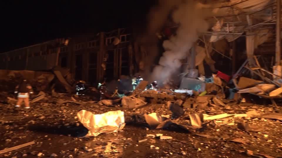 Bombeiros trabalham em área atingida por ataque da Rússia em Kharkiv na Ucrânia