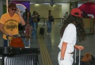 Romance no ar! Bruna Marquezine e Shawn Mendes desembarcam juntos no Rio