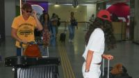 Romance no ar! Bruna Marquezine e Shawn Mendes desembarcam juntos no Rio