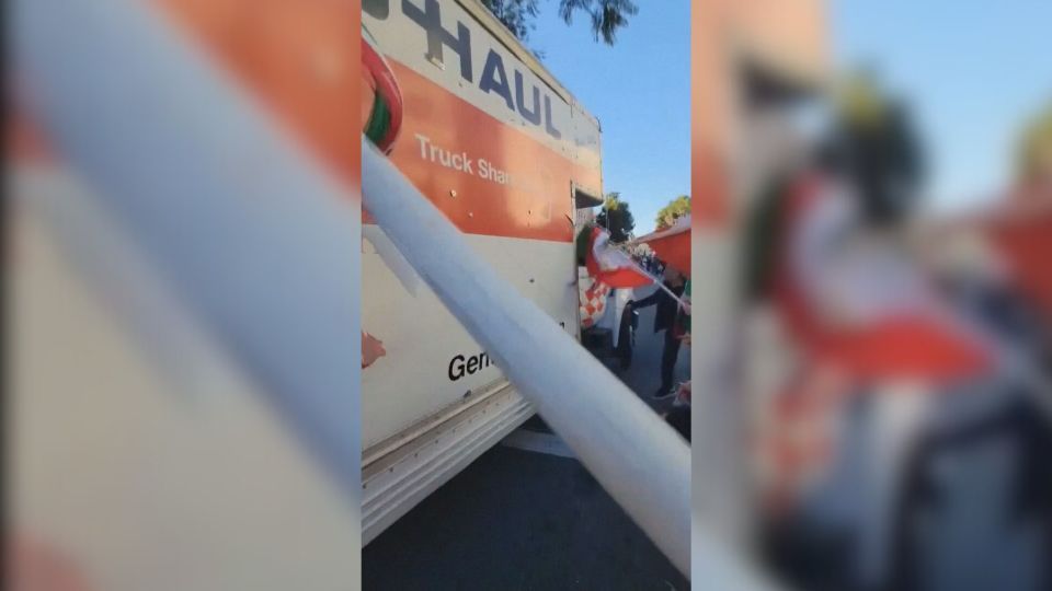 Vídeo: Caminhão invade manifestação nos EUA a favor de protestos no Irã