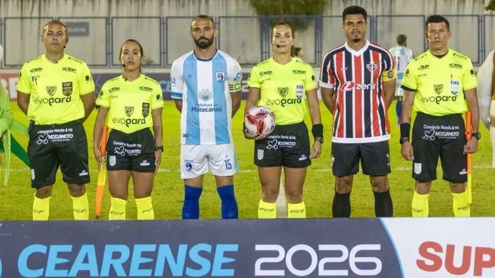 Capitães de Maracanã e Ferroviário posam ao lado da equipe de arbitragem
