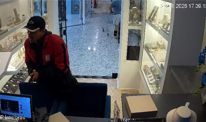 Vídeo: Homem invade joalheria, rouba relógios e foge na sequência em SP
