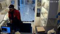 Vídeo: Homem invade joalheria, rouba relógios e foge na sequência em SP