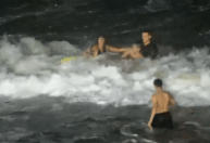 PM de folga salva jovens de afogamento em praia do Ceará