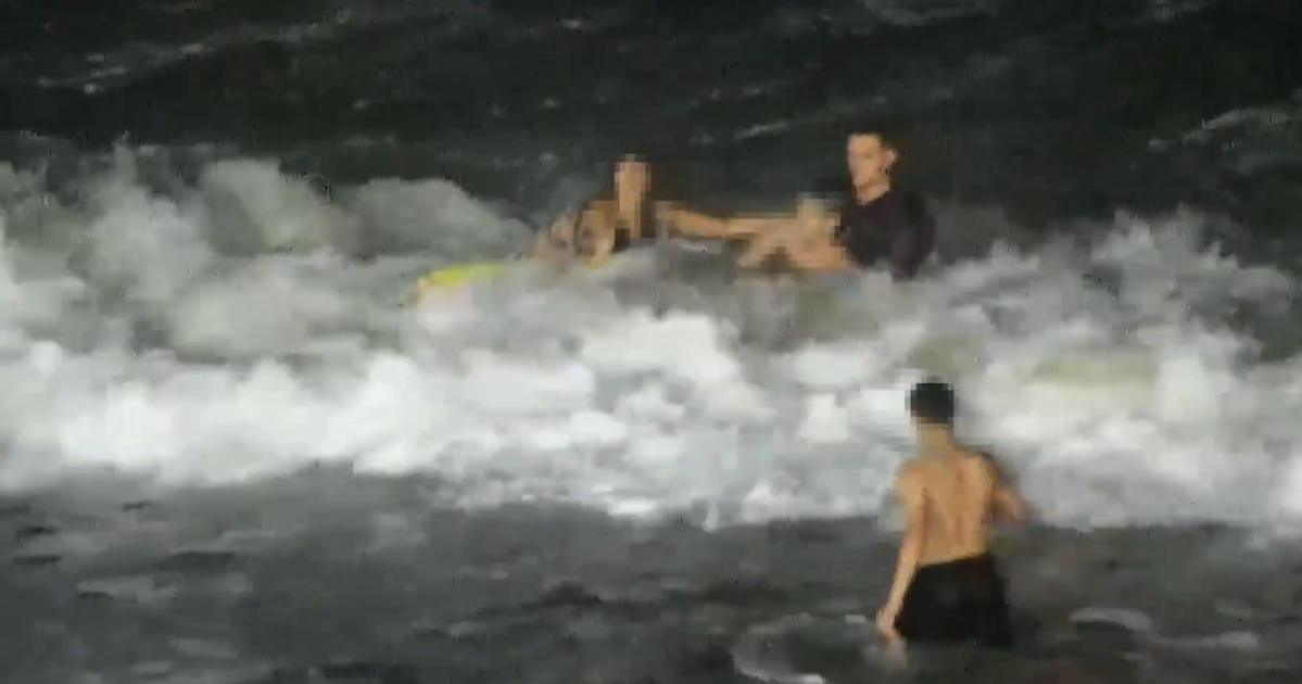 Policial de folga salva jovens de afogamento em praia do Ceará