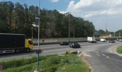 Colisão entre carro e caminhão deixa quatro mortos em rodovia de SP