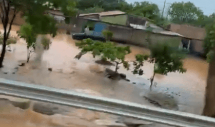 Fortes chuvas provocam desmoronamentos e deixam famílias ilhadas em MG