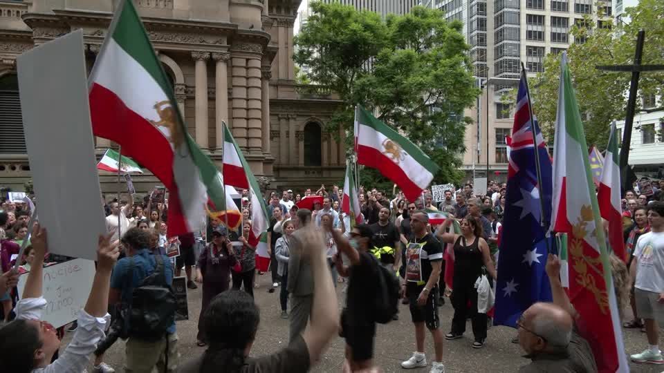 Centenas de pessoas se manifestam em Sydney em apoio aos protestos contra o Irã.