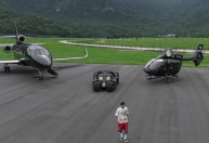 Neymar mostra coleção milionária com Batmóvel, avião e helicóptero