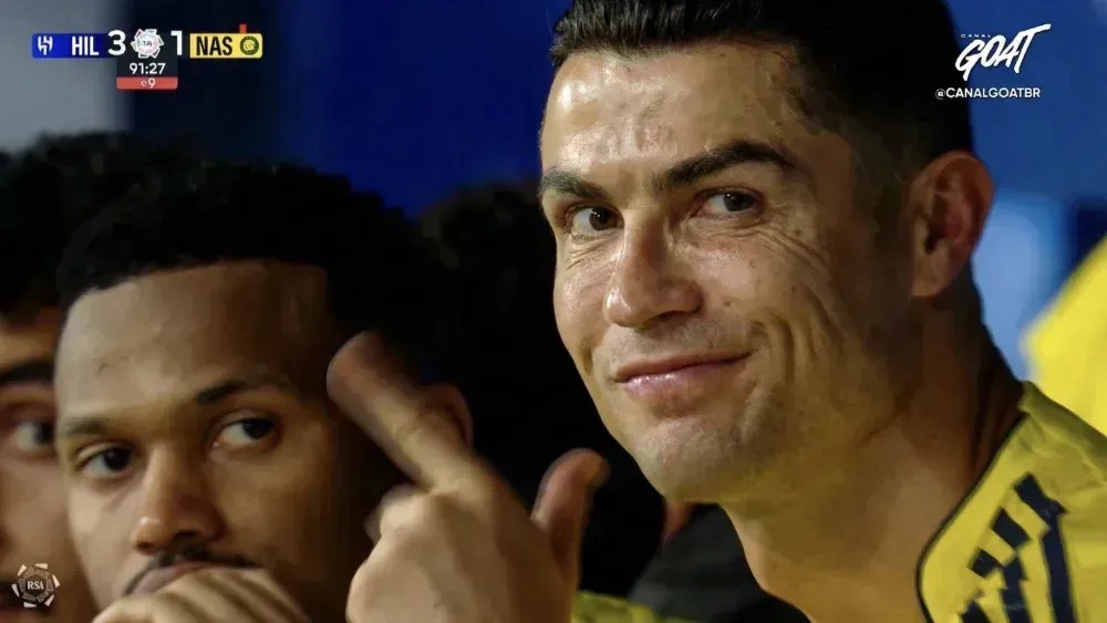 Cristiano Ronaldo faz gesto de roubo em derrota