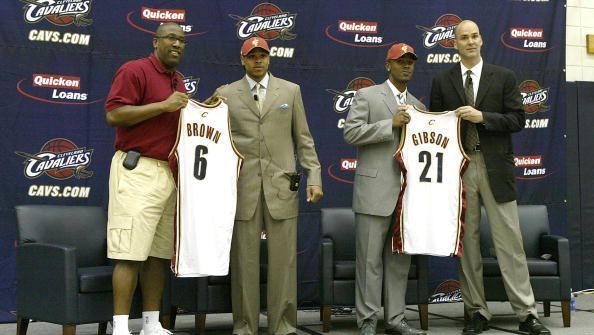 Daniel Gibson é apresentado pelo Cleveland Cavaliers ao lado de Shannon Brown, em 2006