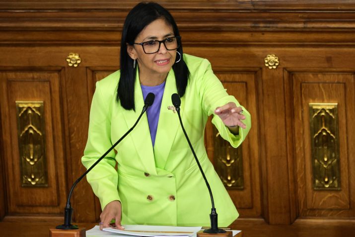 Delcy Rodriguez discursa na Assembleia Nacional da Venezuela • Jesus Vargas/Getty Images