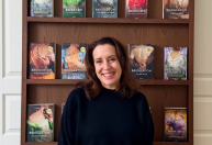 Autora de "Bridgerton", Julia Quinn, estará na Bienal do Livro da Bahia