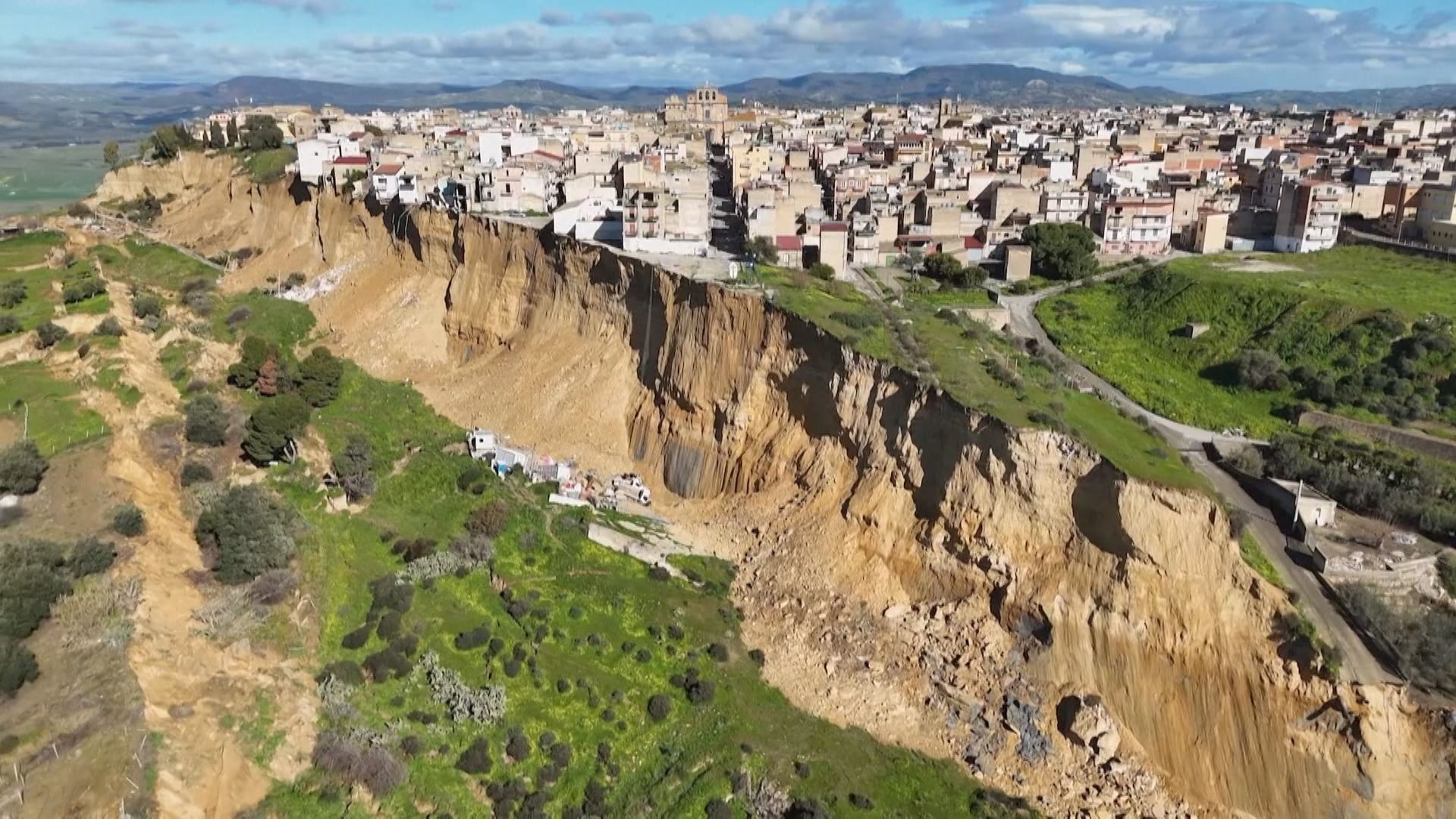 Deslizamento de terra deixa cidade da Sicília à beira de um precipício