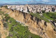 Cidade na Itália fica à beira de precipício após deslizamento de terra