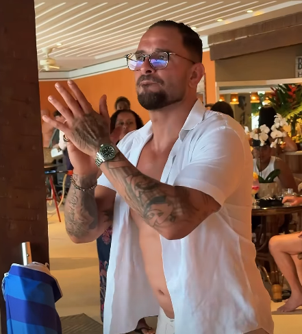 O sambista Diogo Nogueira comemora o ano-novo com amigos e familiares em Angra dos Reis