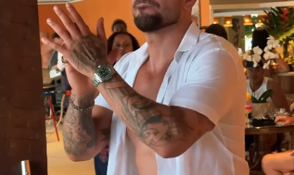 Diogo Nogueira comemora Ano-Novo atrasado: "Sem trabalho, com família"