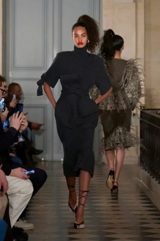 Iasmin Reis na Semana de alta-costura de Paris • Divulgação