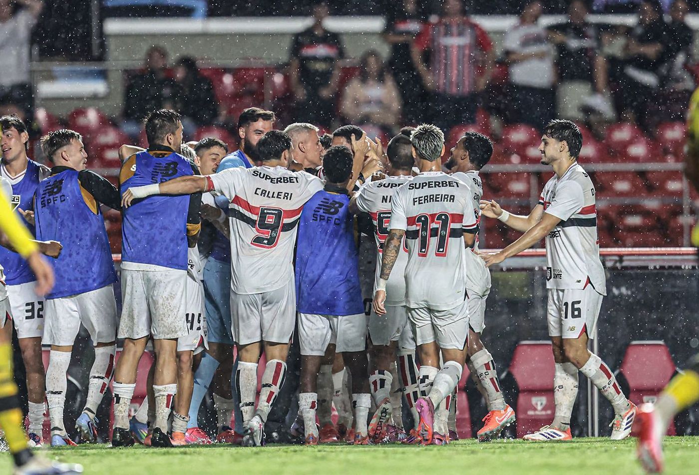Elenco do São Paulo abraça Crespo