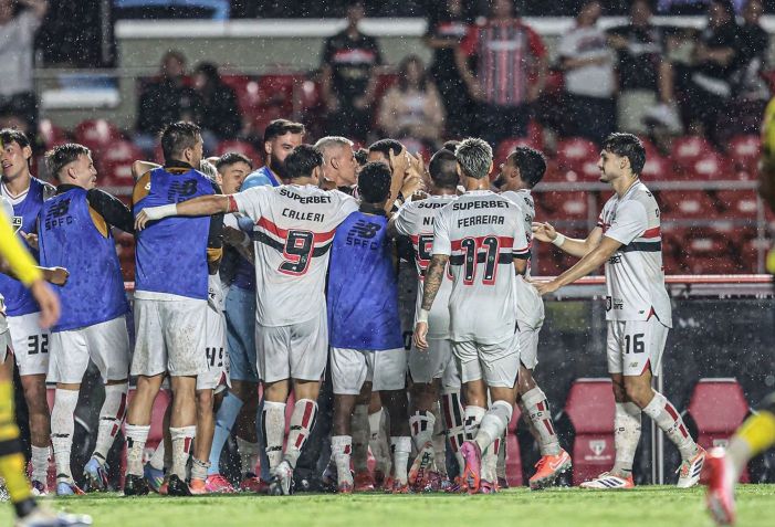 Elenco do São Paulo abraça Hernán Crespo e Luciano • Rubens Chiri e Paulo Pinto/São Paulo