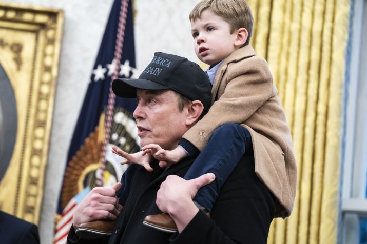 Elon Musk, acompanhado de seu filho X Æ A-Xii, conversa com o presidente Donald J. Trump e repórteres no Salão Oval da Casa Branca, em Washington, D.C. • Jabin Botsford/The Washington Post via Getty Images