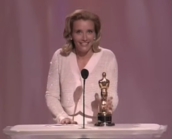 Emma Thompson recebe o Oscar de Melhor Roteiro Adaptado das mãos de Anthony Hopkins pelo filme "Razão e Sensibilidade", de 1995