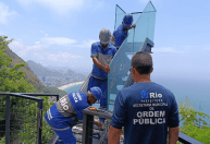 Escada de vidro no morro do Vidigal é retirada por risco de desabamento
