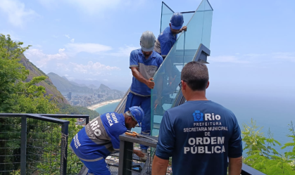 Escada de vidro no morro do Vidigal é retirada por risco de desabamento