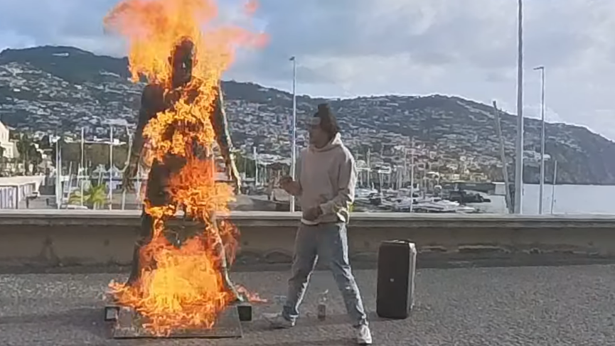 Estátua de Cristiano Ronaldo é incendiada em frente ao Museu CR7
