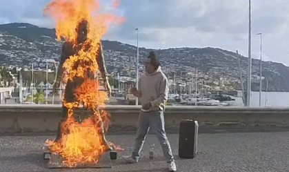 Estátua de Cristiano Ronaldo é incendiada em Portugal; veja vídeo