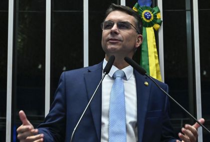 Flávio busca empresários para defender candidatura em meio à crise