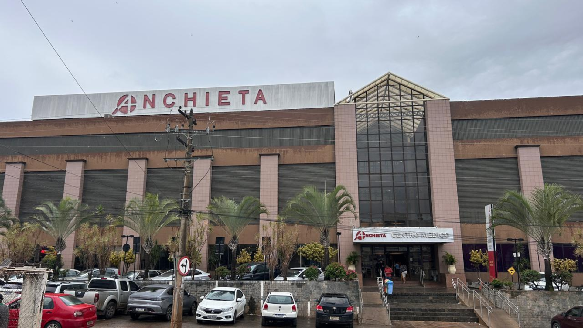 Imagens da entrada do Hospital Anchieta, em Taguatinga (DF)