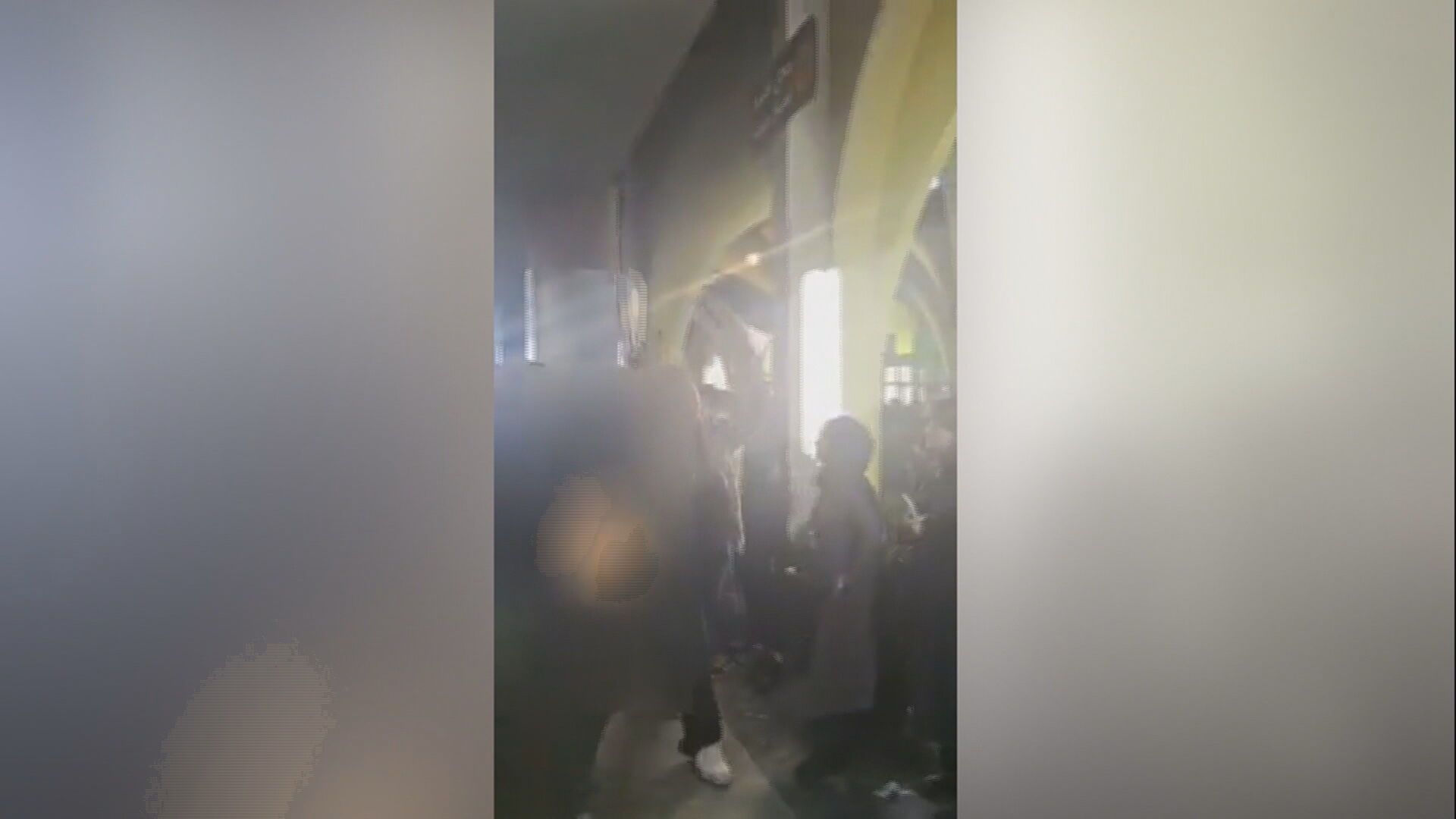 Famílias entoam slogans antigovernamentais em funerais de manifestantes em Teerã