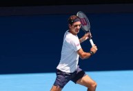 Federer impressiona e vence número 13 do mundo em exibição na Austrália