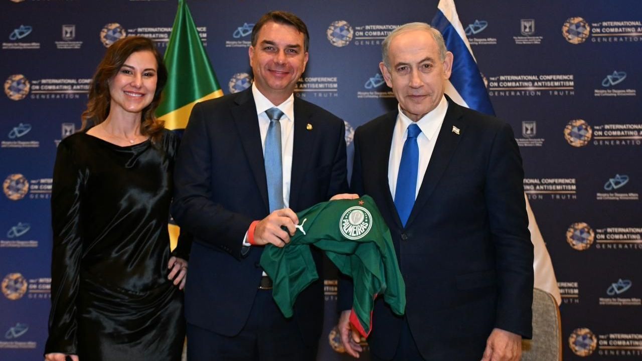 Flávio Bolsonaro, ao lado da esposa, Fernanda Bolsonaro, e do primeiro-ministro Benjamin Netanyahu • Reprodução