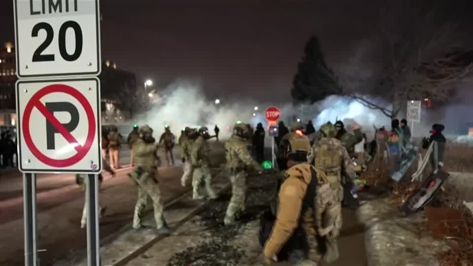 Forças de segurança dos EUA disparam gás lacrimogêneo contra manifestantes em Minneapolis