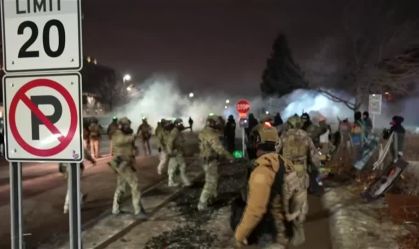 Juíza dos EUA impõe restrições a agentes contra manifestantes em Minnesota