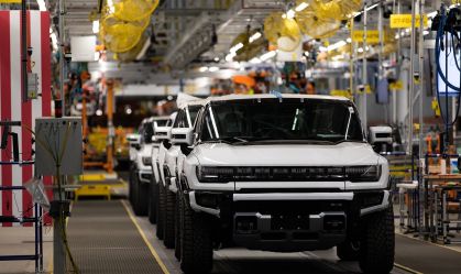 Veículos elétricos GMC Hummer na linha de produção da General Motors em Detroit.