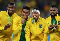 Gabigol e Neymar reeditam parceria após ouro em Olimpíada e Copa América